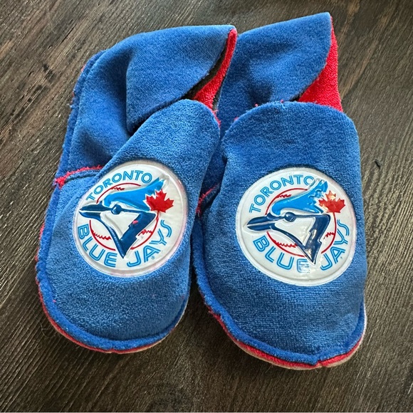 Soft, Lightweight Toronto Blue Jays Kids Slippers Size 7-8 NWOT - Picture 1 of 2